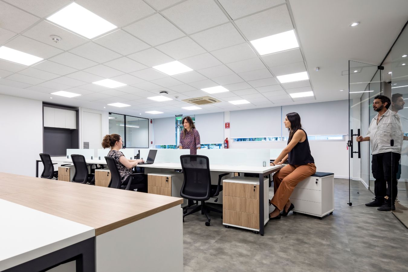 Aseguradora Yacyreta - Collaborative open plan workspace with ergonomic stations and glass partitions - Contract Workplaces.jpg